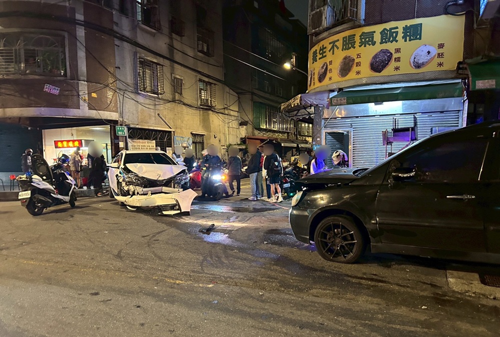 開車擦撞5輛汽機車 再逆向撞車唾液快篩涉毒駕 192 cnews204251206a01