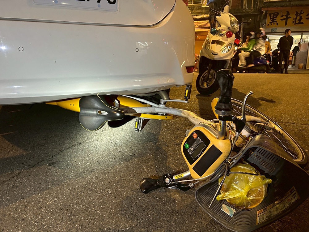 開車擦撞5輛汽機車 再逆向撞車唾液快篩涉毒駕 193 cnews204251206a02