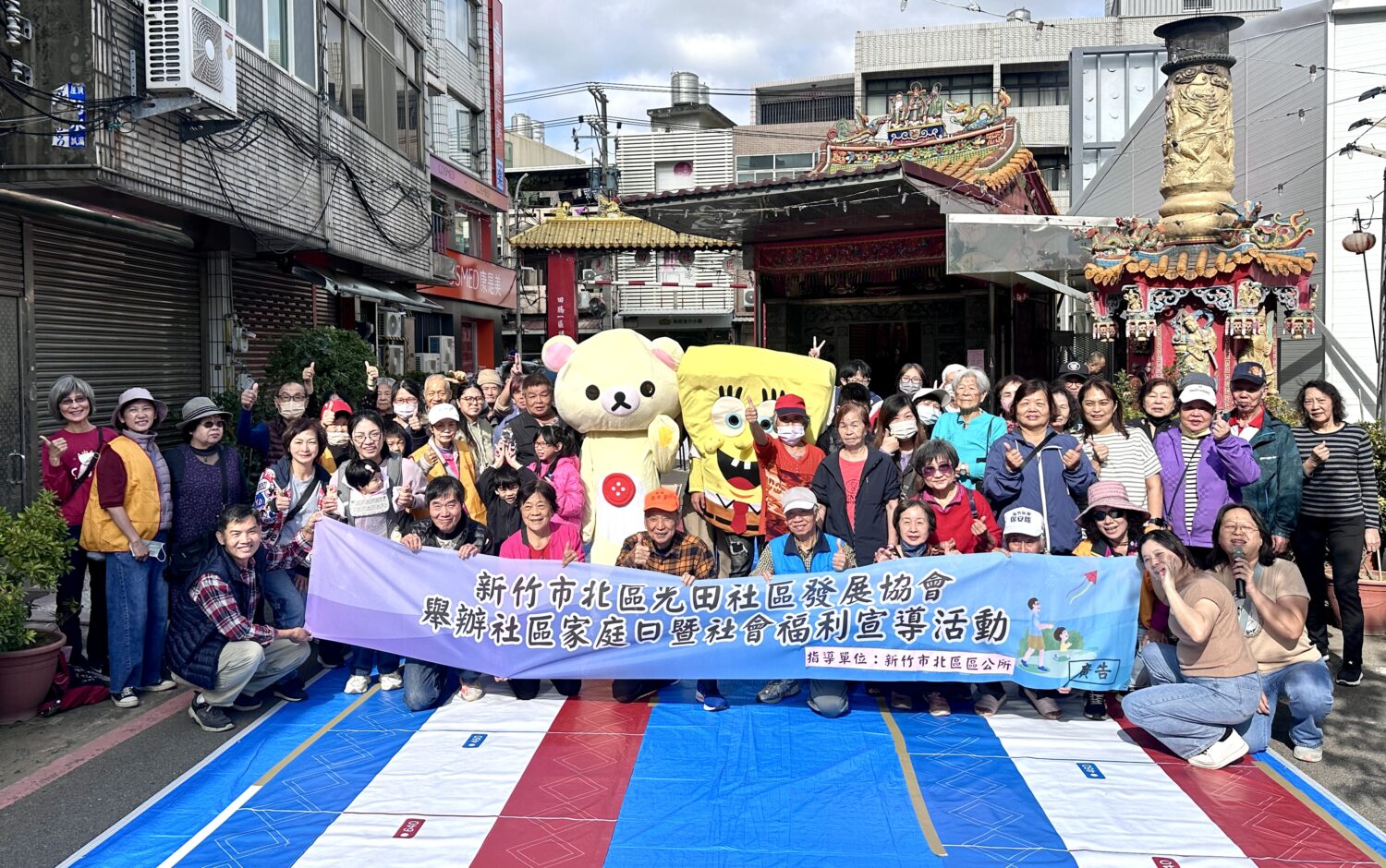 光田社區家庭日活動熱鬧登場,超過百名居民參與布袋球首場推廣活動,QQ姐姐與可愛人偶陪伴民眾大合照,場面溫馨又熱鬧。(圖/記者林照東攝)