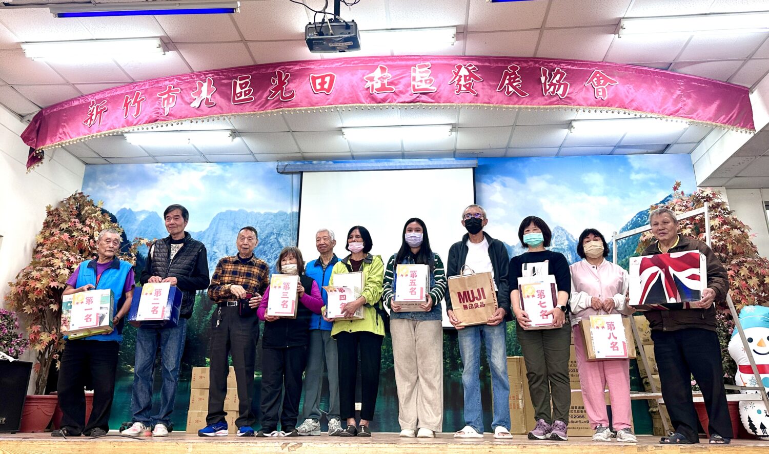 光田社區家庭日布袋球推廣活動頒獎時刻,長輩與民眾開心合影,展現滿滿活力與成就感。(圖/記者林照東攝)