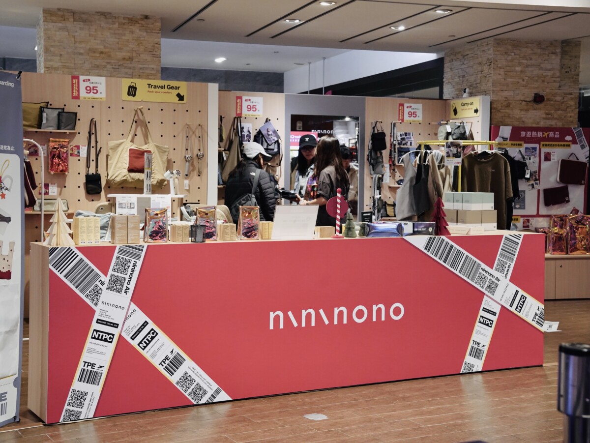 ▲延續 nininono Air 的品牌概念，快閃店空間以機場與候機室為靈感設計，並融合聖誕紅色調。