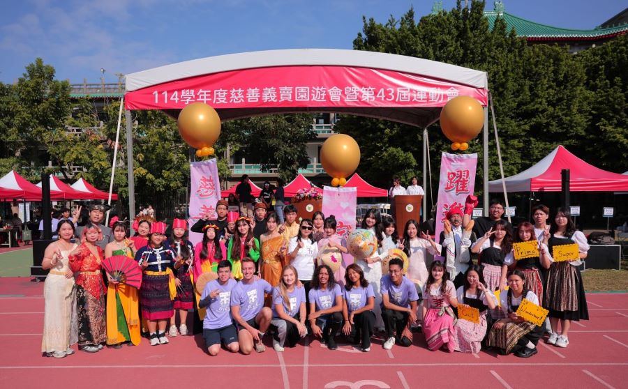 ▲文藻外語大學舉辦慈善義賣園遊會暨運動會，各國師生飆創意獻愛心。