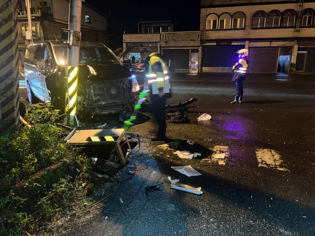 ▲警方處理礁警遭撞傷現場。