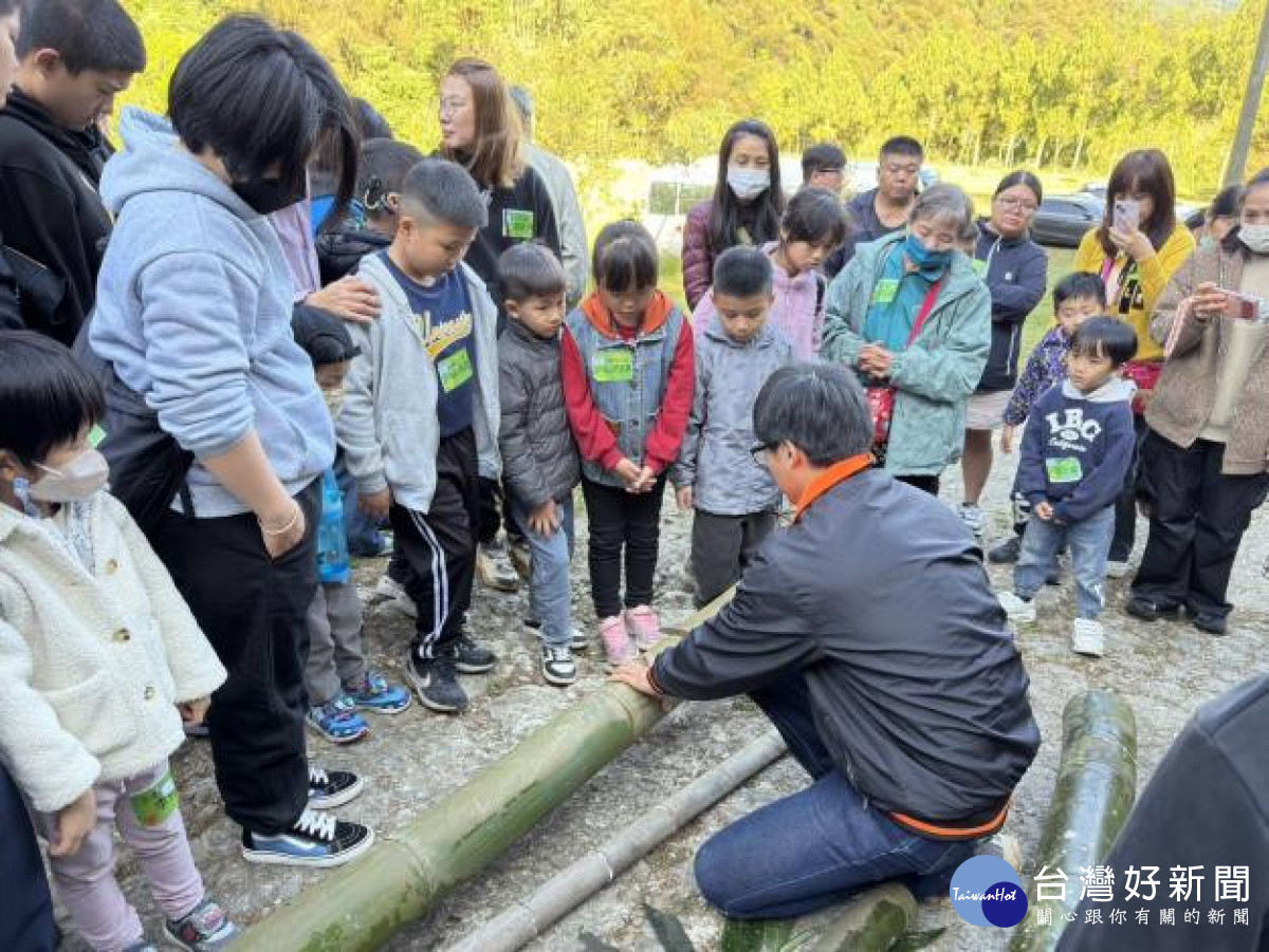 在講師指導下，親子協力完成竹材挑選、鋸切與搬運。