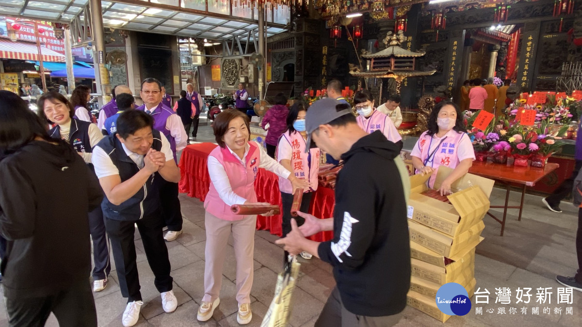 民眾排隊領取2026年水果月曆。