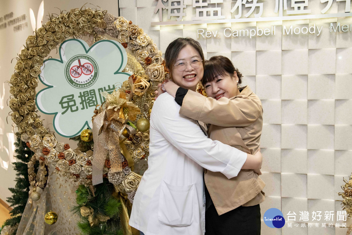 病友陳小姐感謝彰基胸腔內科團隊對她的照顧，讓她從鬼門關被救出來。圖／彰基醫院提供