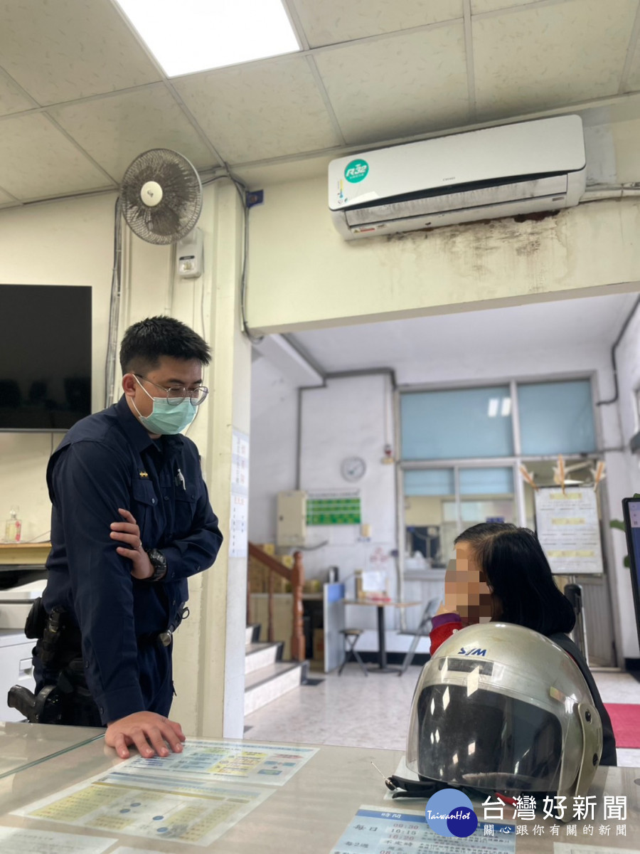 熱心商家協助迷途失智婦，警迅速聯繫家屬助返家。