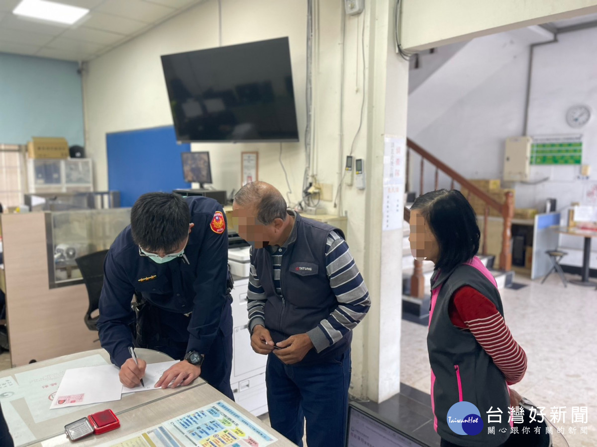 熱心商家協助迷途失智婦,警迅速聯繫家屬助返家。