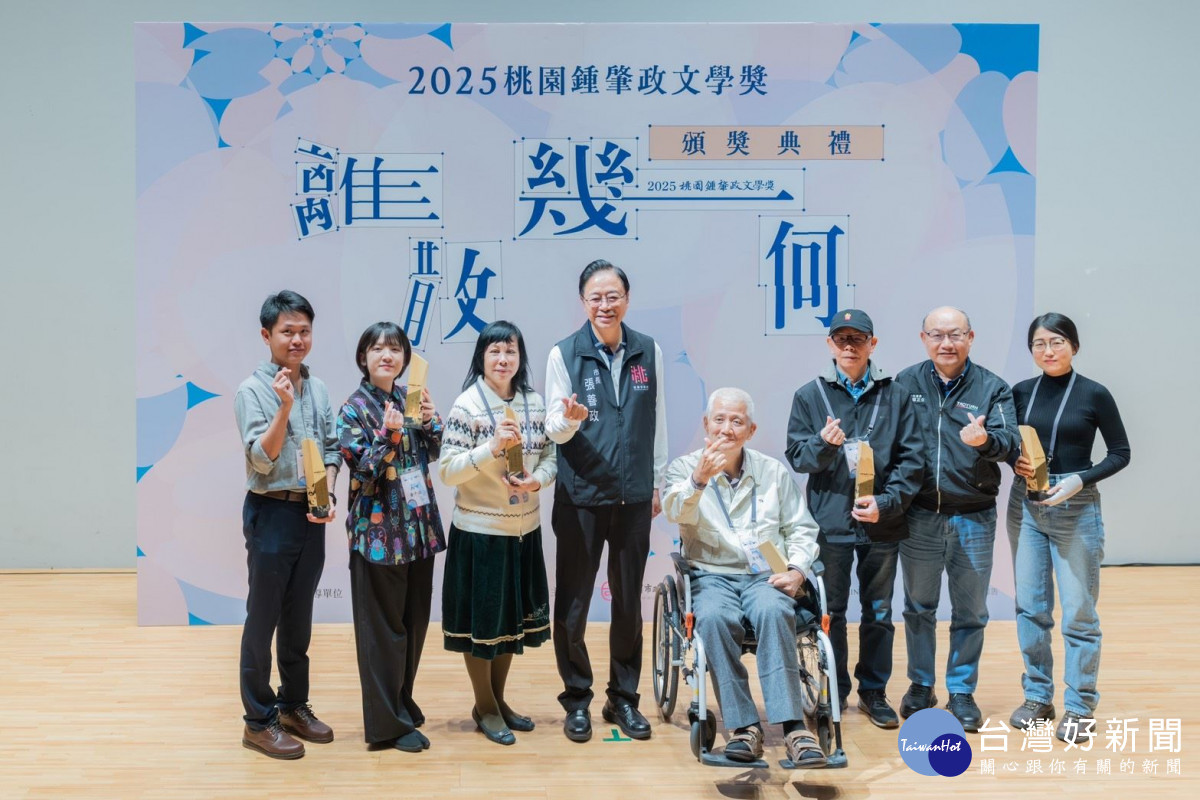 張市長與獲獎者合照。