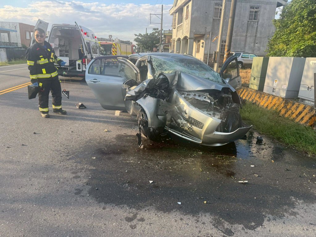快訊/台東轎車疑失控猛撞「車頭爛毀」 -2人ohca受困送醫不治