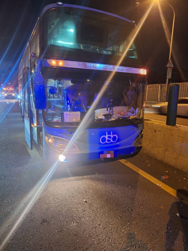 台64線遊覽車自撞護欄 散落物噴飛卡死對向小客車