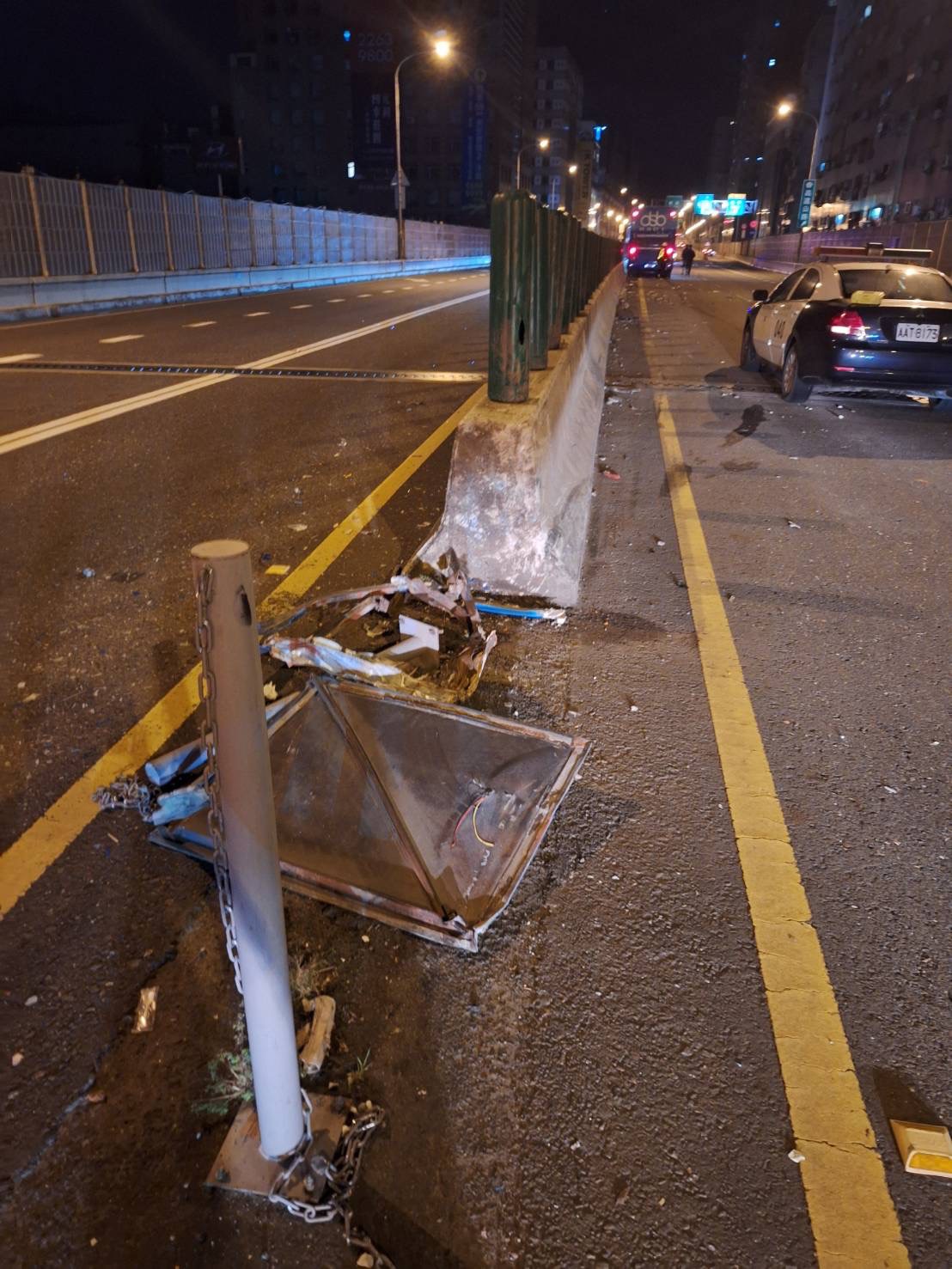 許男駕駛遊覽車載送8名乘客,行駛於台64線。當車輛行經中和交流道附近時,遊覽車左側車頭猛烈撞上護欄。