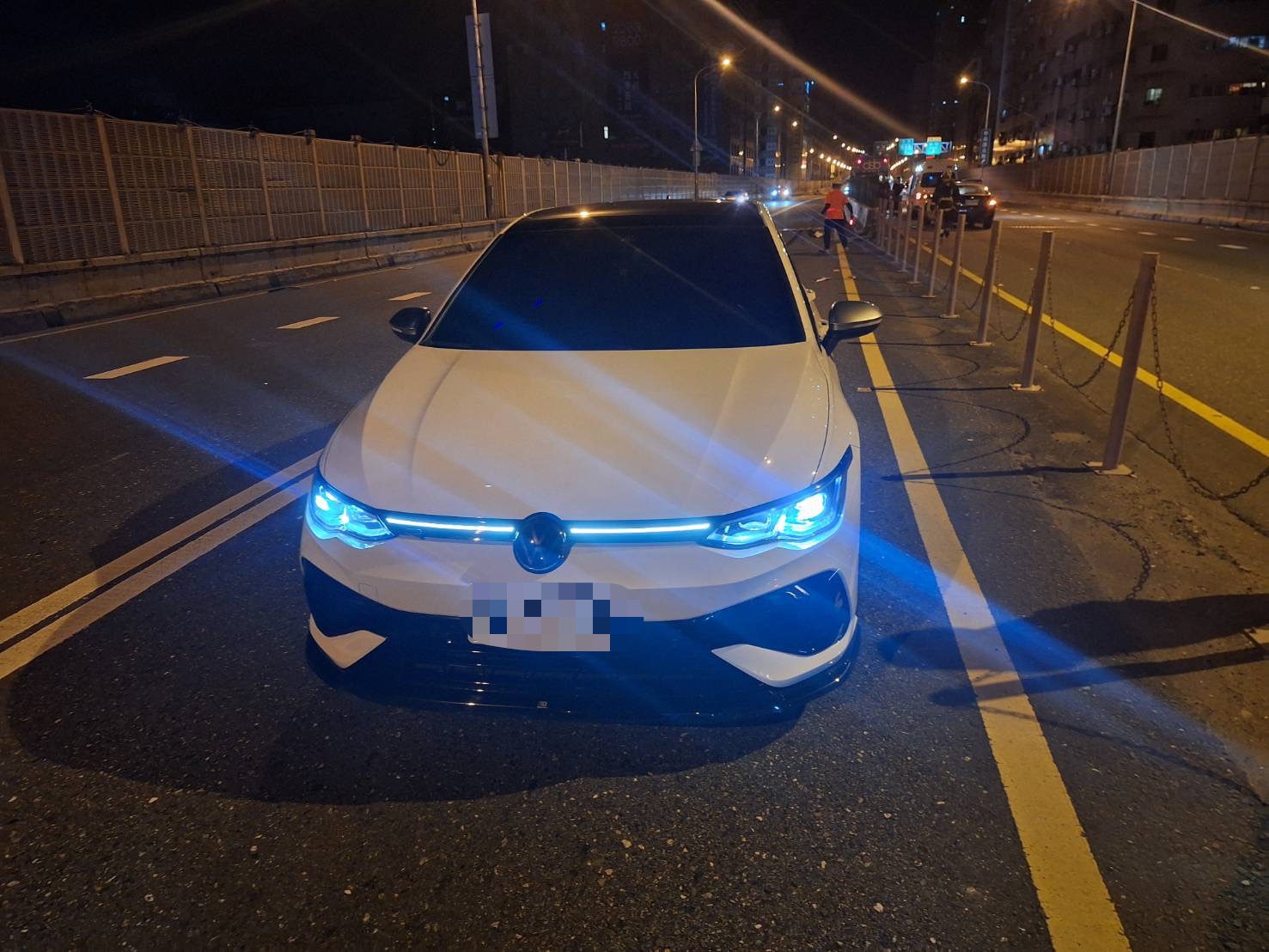 李姓男子駕駛自小客車行經該處對向車道,底盤壓到散落物後受損,車輛隨即動彈不得。
