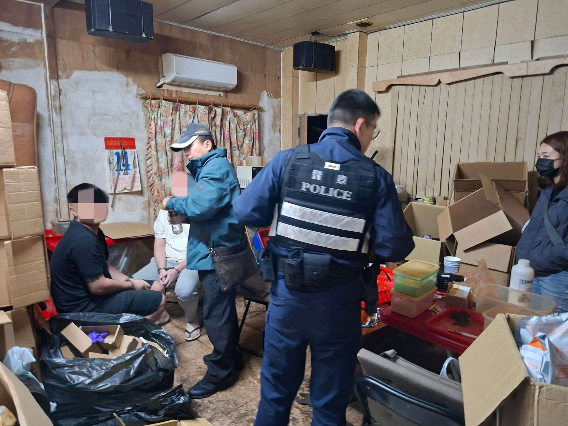 中壢警分局與楊梅警分局聯手出擊,於12月3日晚間7時許,成功破獲1處隱藏的第三級毒品「彩虹菸」製造工廠。