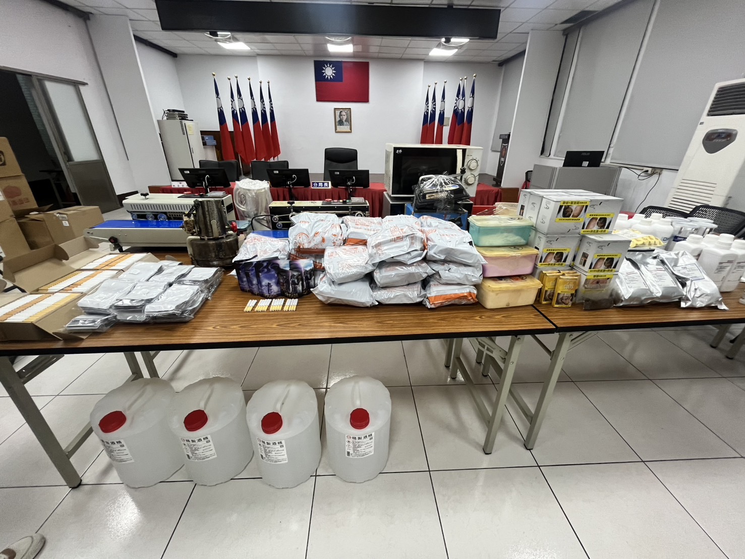 警方在工廠內查獲彩虹菸成品2百餘包,以及毒品原料、烘乾器、攪拌器等製毒器具。