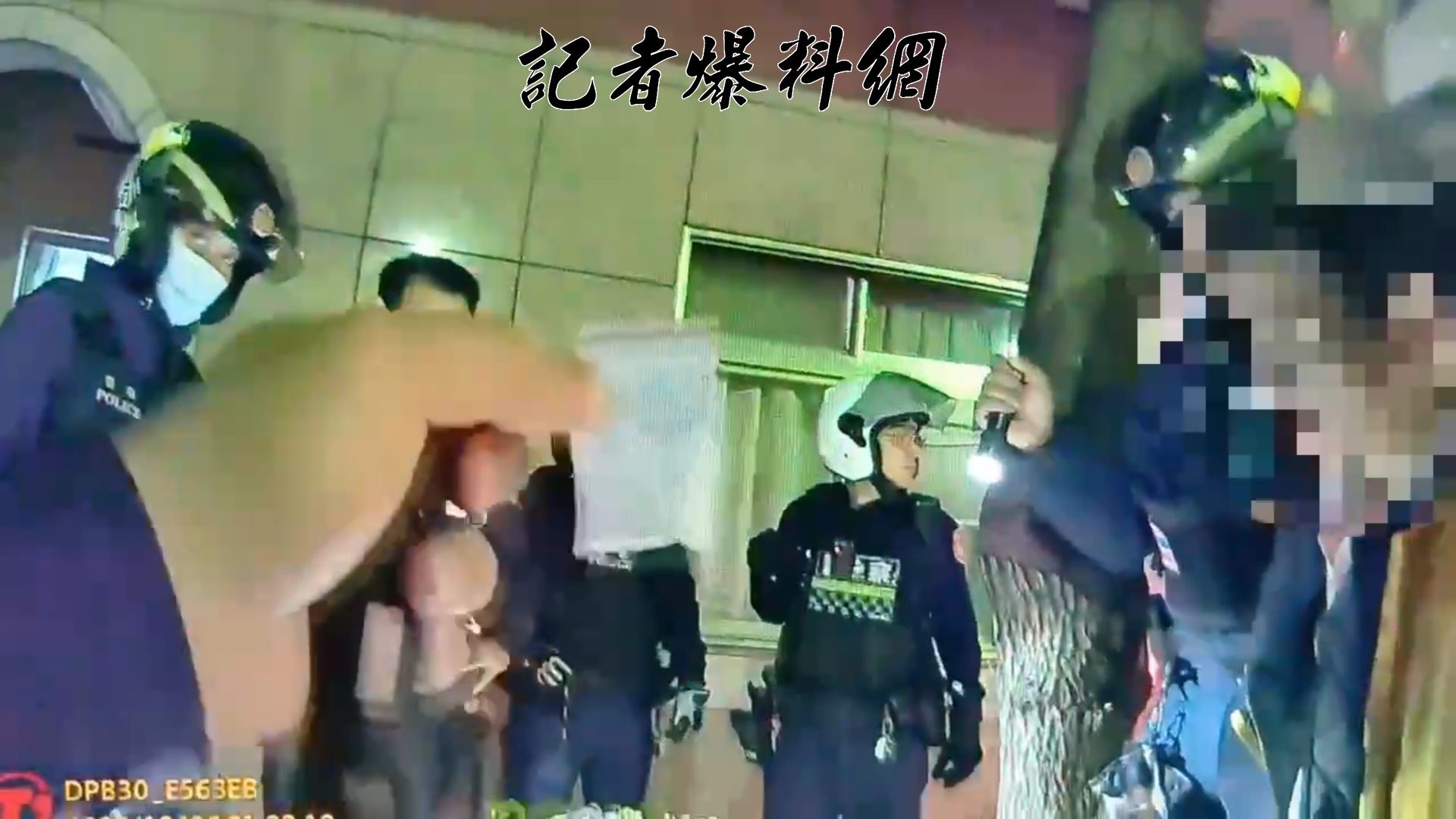 吳男身上被搜出毒品時情緒激動，一度作勢搶回毒品，警方合力將吳男制伏逮捕。