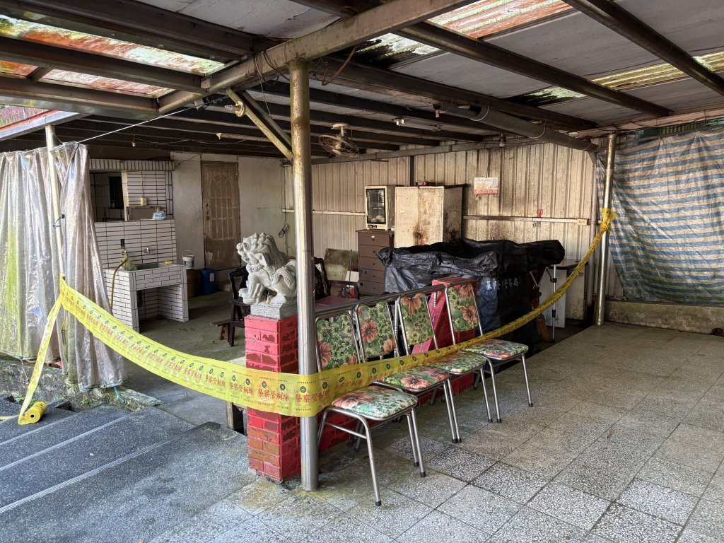 基隆七堵男倒臥土地公廟長椅亡 旁留高粱酒瓶