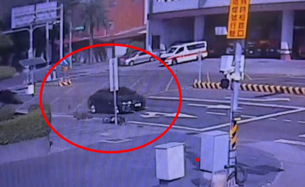 影/南投市區三連撞!肇事車一路撞3車還想逃 民眾霸氣攔車警強制逮人