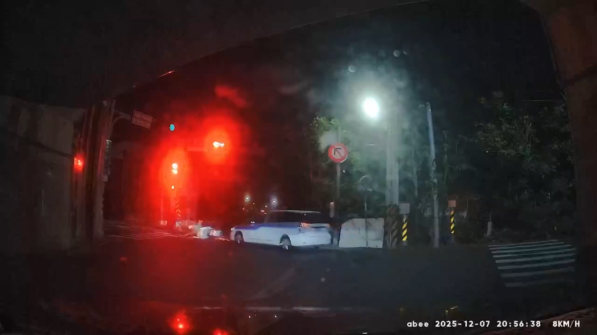 ▲汽機車擦撞「騎士滑行又遭輾」 駭人畫面曝(圖/記者王俊勝 翻攝;未經授權請勿翻攝)
