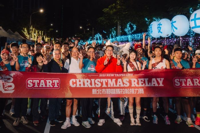 《圖說》劉和然副市長（中）在起跑前為跑者加油打氣，祝大家享受賽事、平安完賽。〈觀旅局提供〉