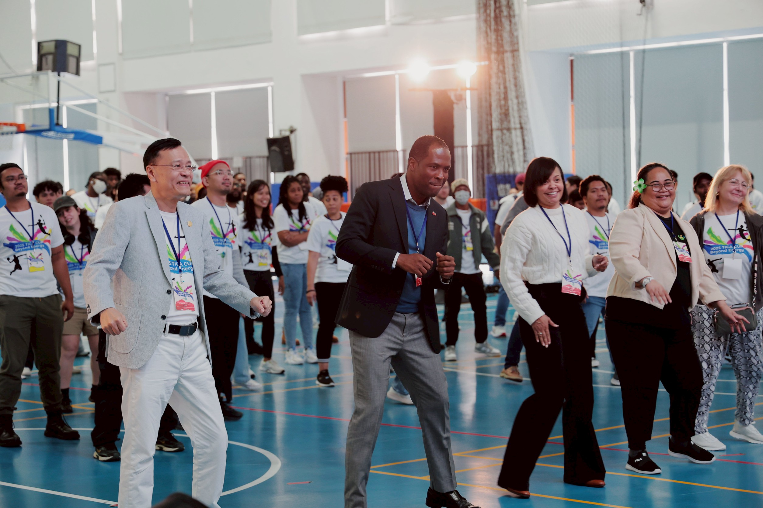 北大2025 TICA CUP國際學生交流活動 多位友邦大使與代表共同感受跨文化交流的活力! 47 %E5%8F%B0%E5%8C%97%E5%A4%A7%E5%AD%B8%E6%A0%A1%E9%95%B7%E6%9E%97%E9%81%93%E9%80%9A%E5%89%8D%E6%8E%92%E5%B7%A6%E4%B8%80%E8%88%87%E5%90%84%E5%9C%8B%E4%BD%BF%E7%AF%80%E5%8F%8A%E5%AD%B8%E7%94%9F%E4%B8%80%E8%B5%B7%E8%B7%B3%E5%A4%A7%E6%9C%83%E7%86%B1%E8%BA%AB%E6%93%8D