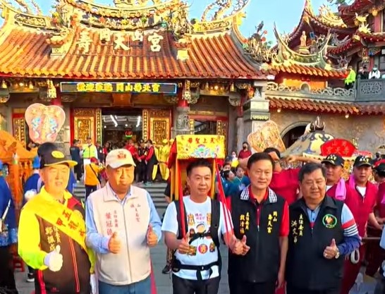 ▲白沙屯拱天宮媽祖首次遶境第三天,立法委員許智傑背著「許家聖母」徒步三天未曾停歇。(記者 李堂安 翻攝網路)
