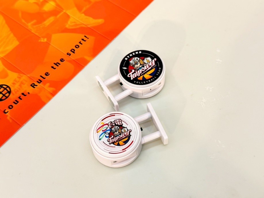 ▲入場應援禮品 造型磁吸小燈箱。(記者 劉皓瑋翻攝)