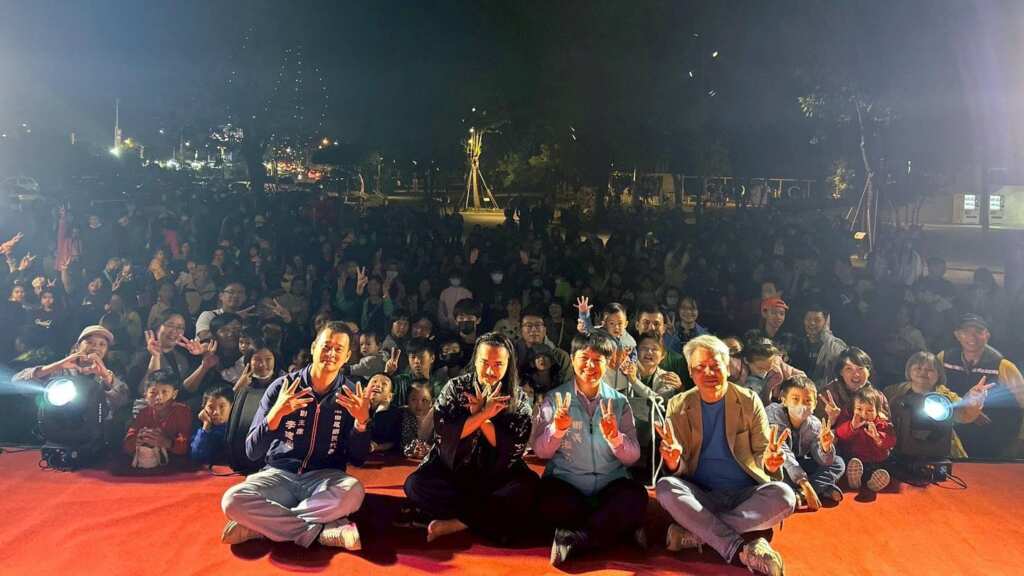 ▲彰化縣田尾鄉公所於6日晚間在田尾鄉怡心園舉辦「114年田尾最美~歲末年終感恩之夜暨優秀青年學子表揚活動」,現場燈光璀璨、氣氛溫馨熱鬧。(記者林明佑翻攝)