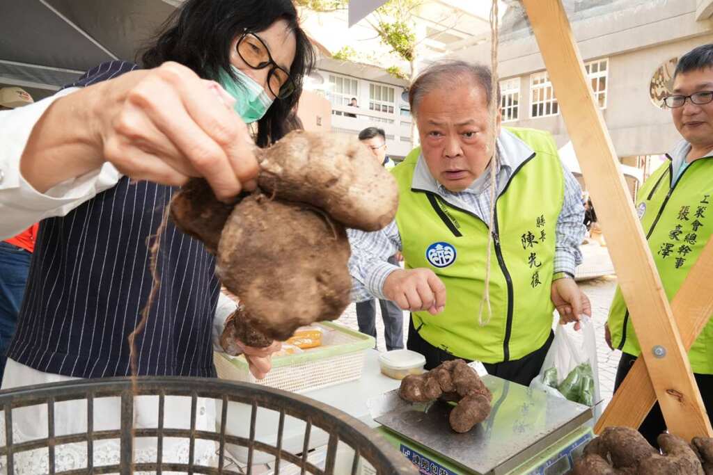 ▲親子泡泡好農市集中正國小熱鬧登場，陳光復與親子同樂力挺在地農友。