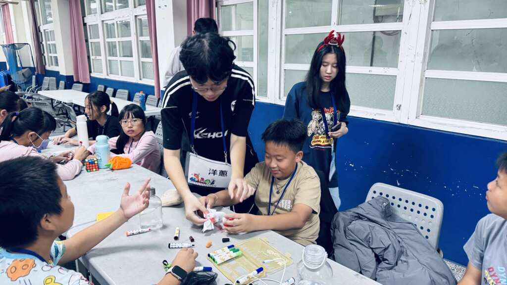 ▲為提升學童對科學的興趣，並推動品德教育與多元學習，逢甲大學海外志願服務社於這個週末(7、8日)於國聖國小舉辦為期兩天的「科學實驗育樂營」。（記者林明佑翻攝）