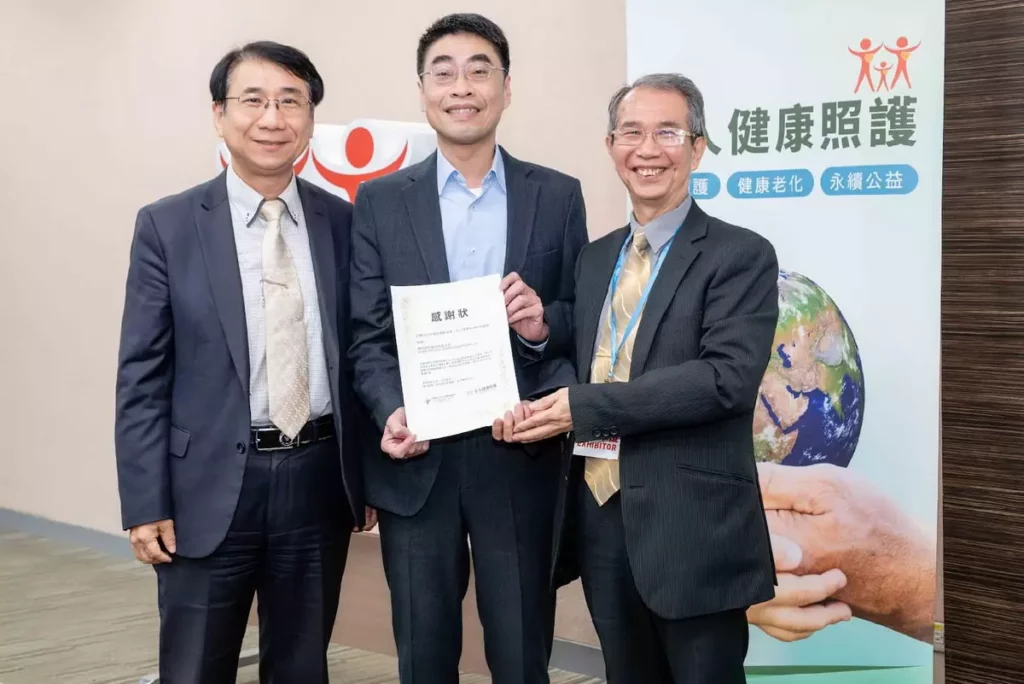 由全人健康照護高峰論壇吳天誠執行長(右)與臺北市藥師公會尹岱智理事長共同頒發感謝狀,感謝連訊通信,由連訊通信被動元件事業處處長許煥彬代表授贈。