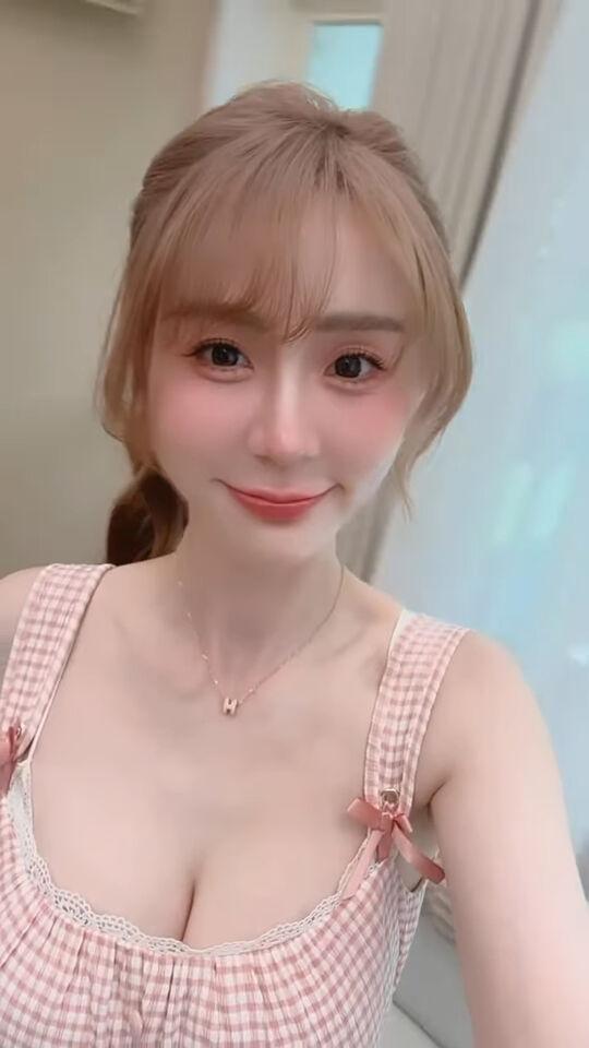 短今放送性感影片。(圖/翻攝短今IG)