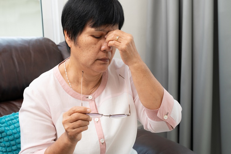 度數突加深恐是白內障！醫揭「4類型表現」差很大  不一定都看不清楚