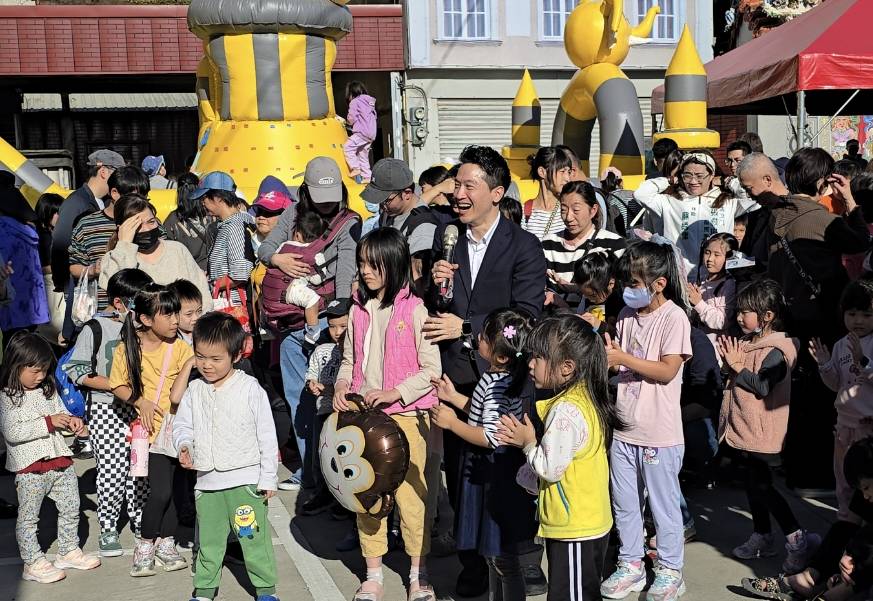 大小朋友嗨翻桃園 何志偉展現親民魅力 218 大小朋友嗨翻桃園 何志偉展現親民魅力 217