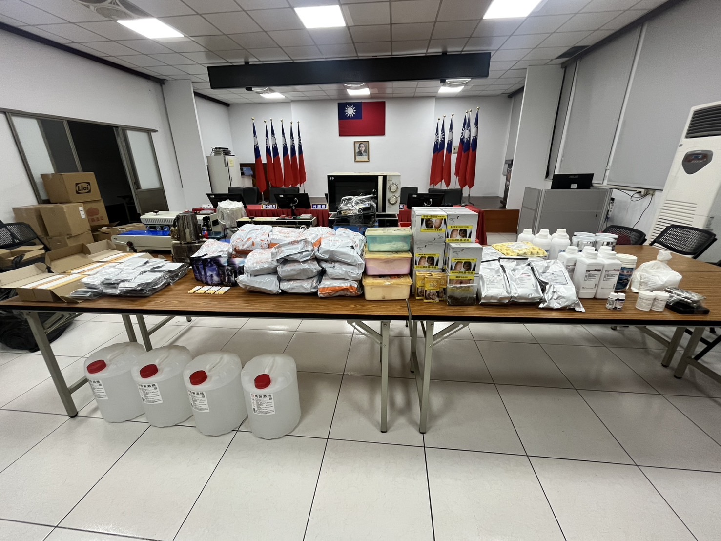 壢警直搗大型彩虹菸分裝場 阻價值500萬元毒品流入黑市 5454fwsqs 11