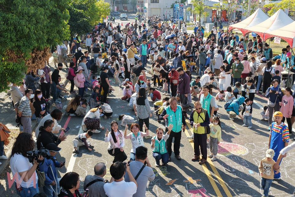 (有影片)/馬路變畫布!黃秀芳辦封街塗鴉活動 上千親子同樂 - https://www.watchmedia01.com