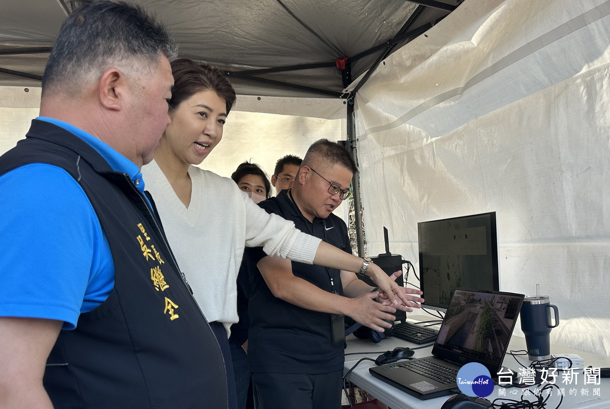 現場設有VR體驗，許縣長張市長都嘗試。（記者扶小萍攝）