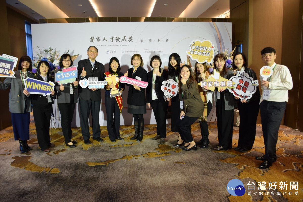 桃竹苗分署長賴家仁（左4）與勞發署施淑惠副署長（左6），與獲頒大型企業獎的中強光電林惠姿總經理（左5）及其團隊成員一同合影留念。