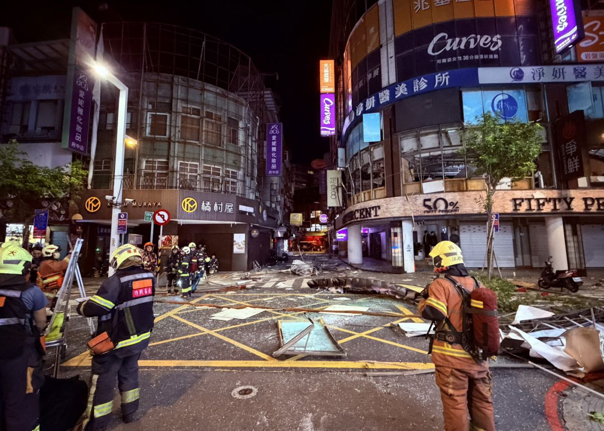 圖/新北市板橋區府中商圈今(8)日凌晨發生氣爆意外。(新北市政府消防局提供)