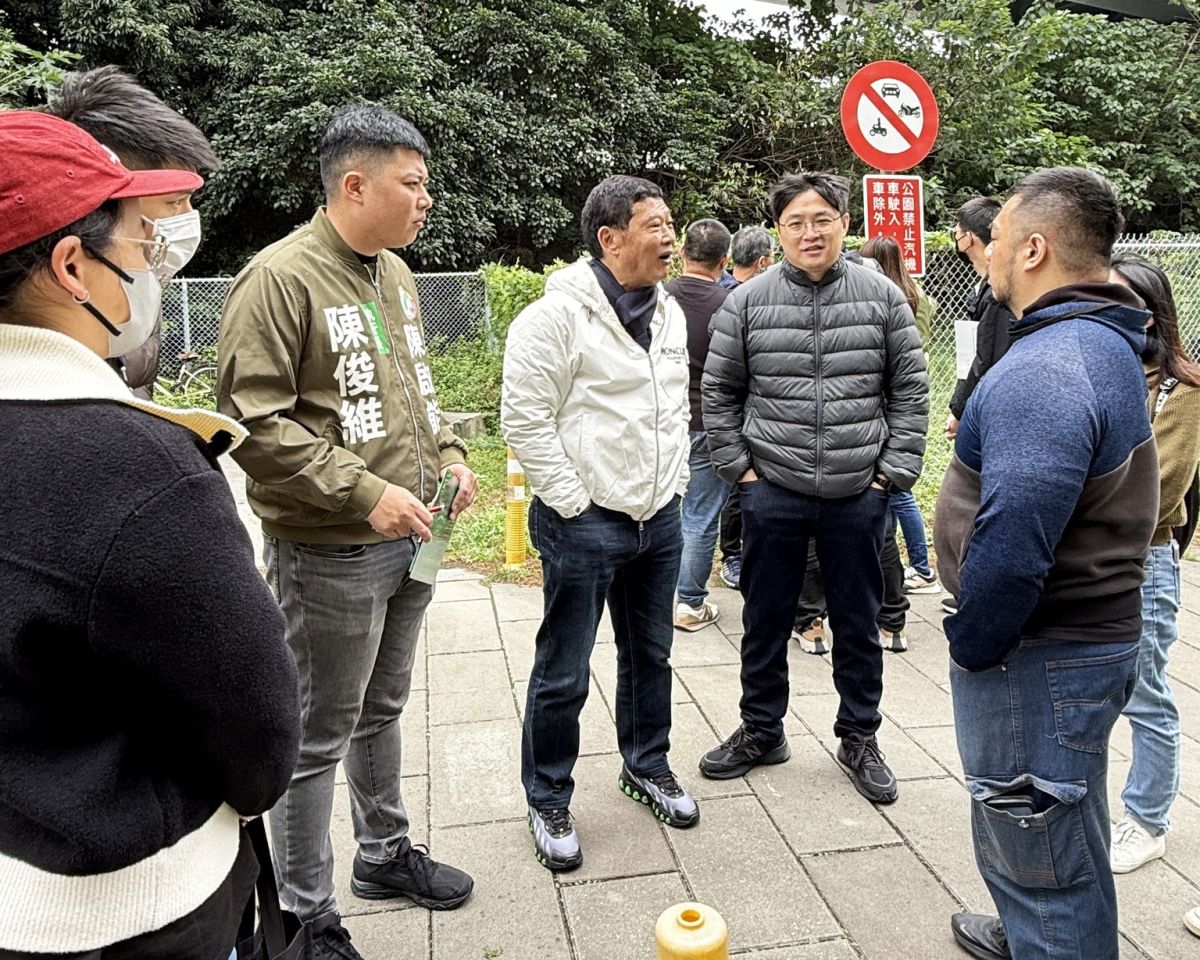 圖/新北市議員陳啟能與辦公室執行長陳俊維今(8)日質疑,新北市敬老卡的政策,讓長者「用不好、用不滿」,政策形同「做半套」。(陳啟能臉書)