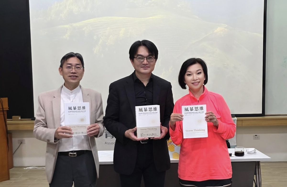 圖/《風暴思維》黃兆璽(中)以危機管理、全面影響為題進行演講,周學鏵理事長(左)、台中校友會長邱于珊(右)肯定「善意框架」是化解傳播危機的重要關鍵。(東海大學 提供)