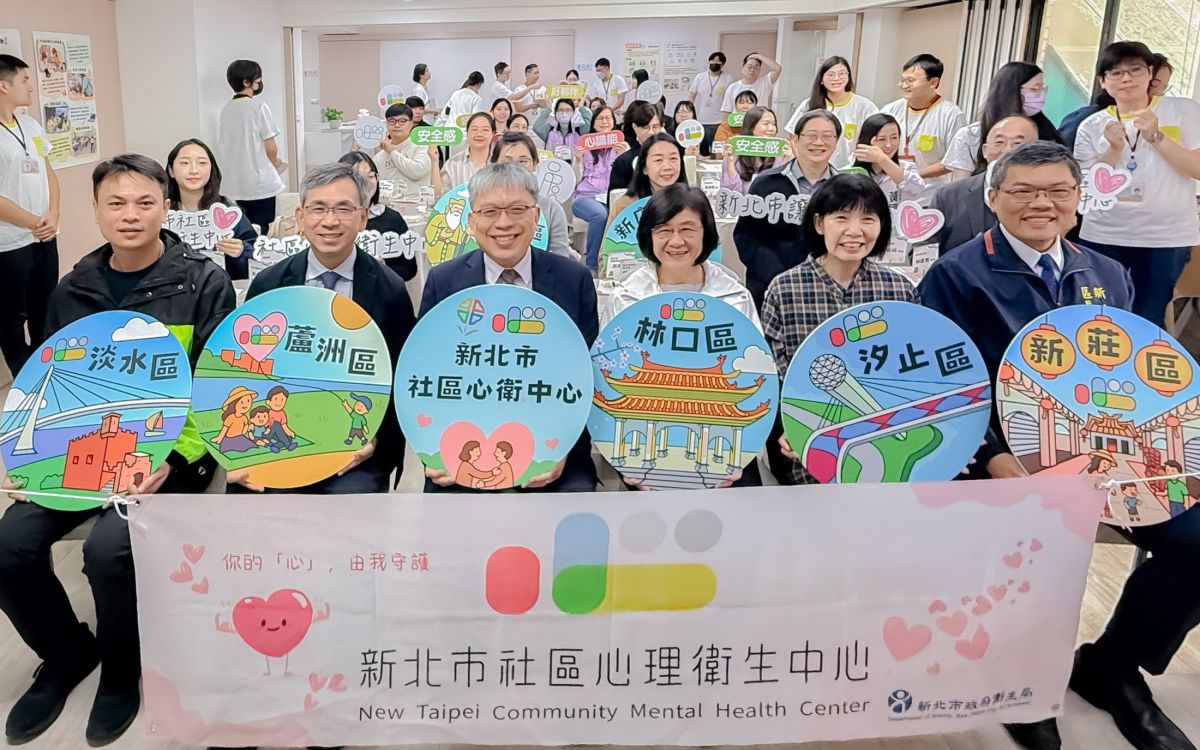圖/衛生局長陳潤秋(右三)、衛福部心健司長陳柏熹(右四)、市議員周雅玲(右二)及汐止區長林慶豐(右一)大合照。(新北市政府衛生局提供)