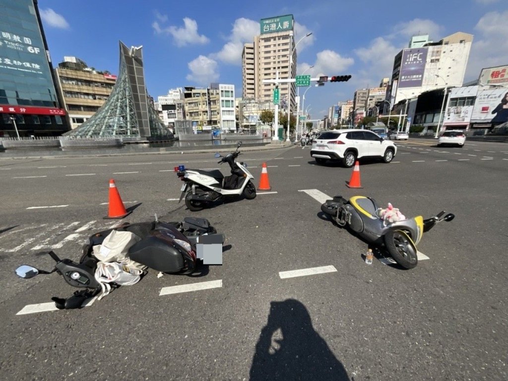 影/禮讓救護車卻遭追撞 高雄中山中正路口機車擦撞2傷