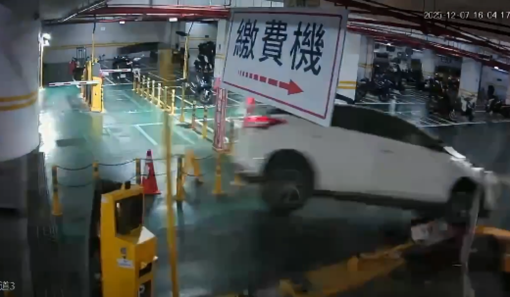 撞擊瞬間影片曝光!-桃園某高中地下室轎車疑暴衝撞斷柵欄