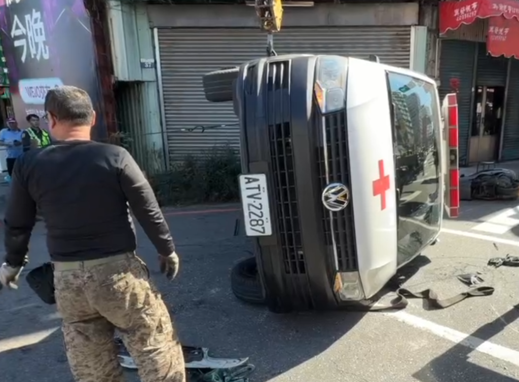 台中民間救護車與小貨車相撞側翻! 3人受傷