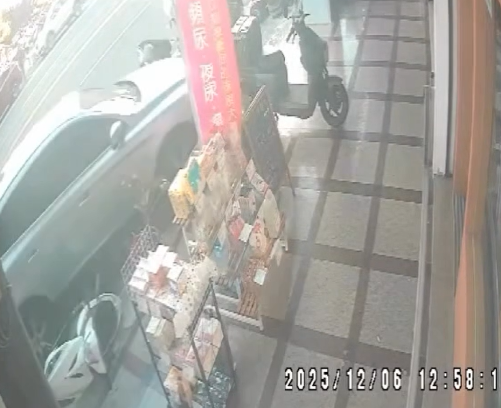 影/鹿港街頭驚魂!66歲駕駛突發頭暈失控 休旅車連撞5機車衝進騎樓