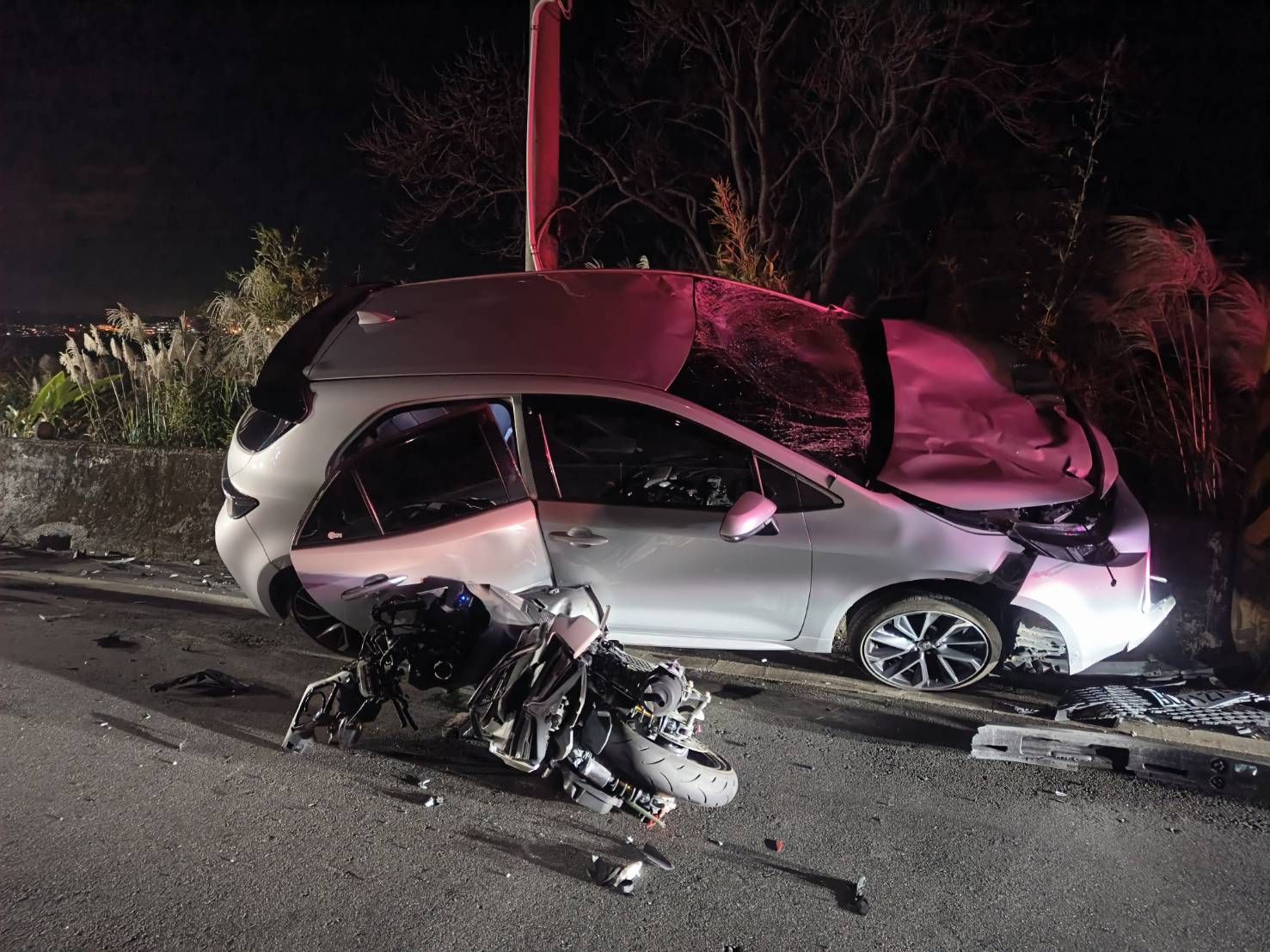 涉嫌毒駕的劉男跨越雙黃線逆向衝撞2部對向機,整輛車騎上路旁護欄撞上電線桿才停下。