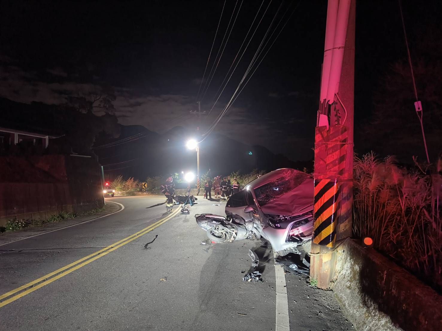涉嫌毒駕的劉男跨越雙黃線逆向衝撞2部對向機,整輛車騎上路旁護欄撞上電線桿才停下。