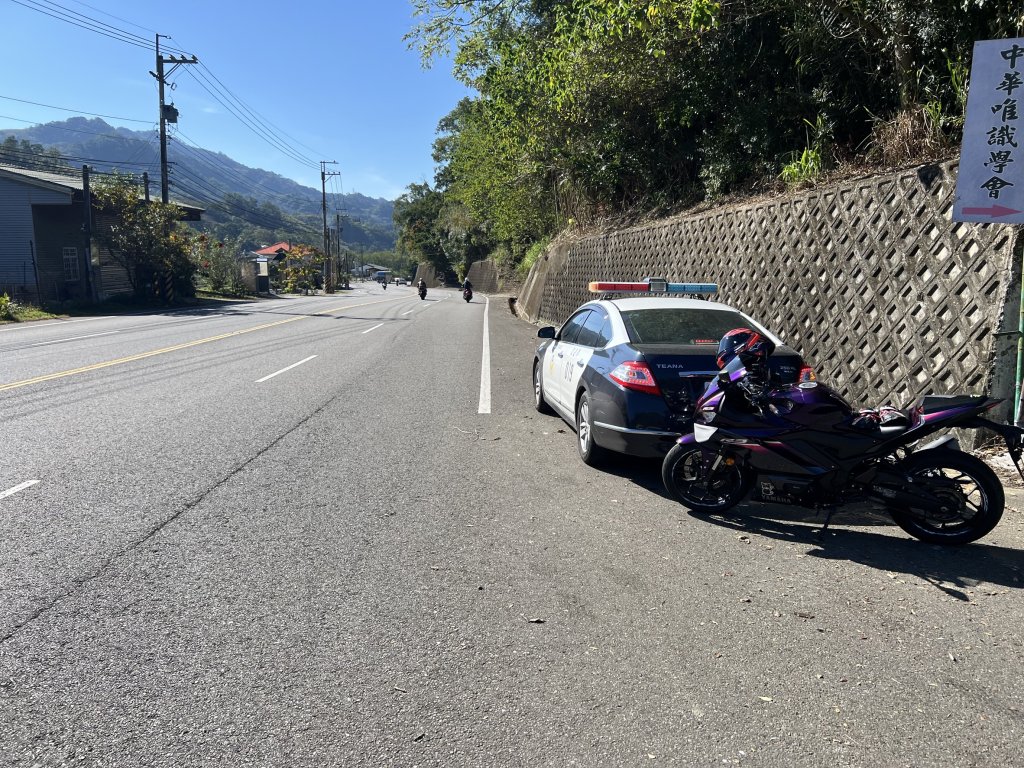 一連兩起!大型重機台3線自撞騎士骨折 員警在場處理另輛警車又與大型重機相撞