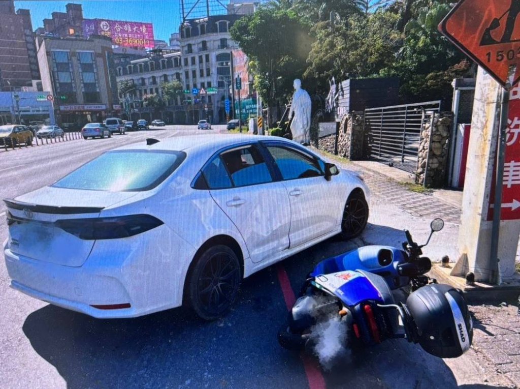 桃園自小客車右轉未注意後方 直行騎士猛撞倒地